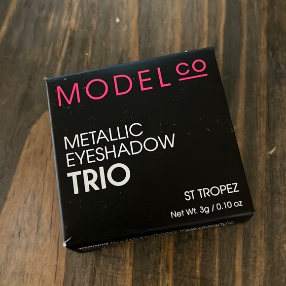 NEW!  Model co Eyeshadow Trio. Features three on -trend foil effect. - Picture 2 of 5